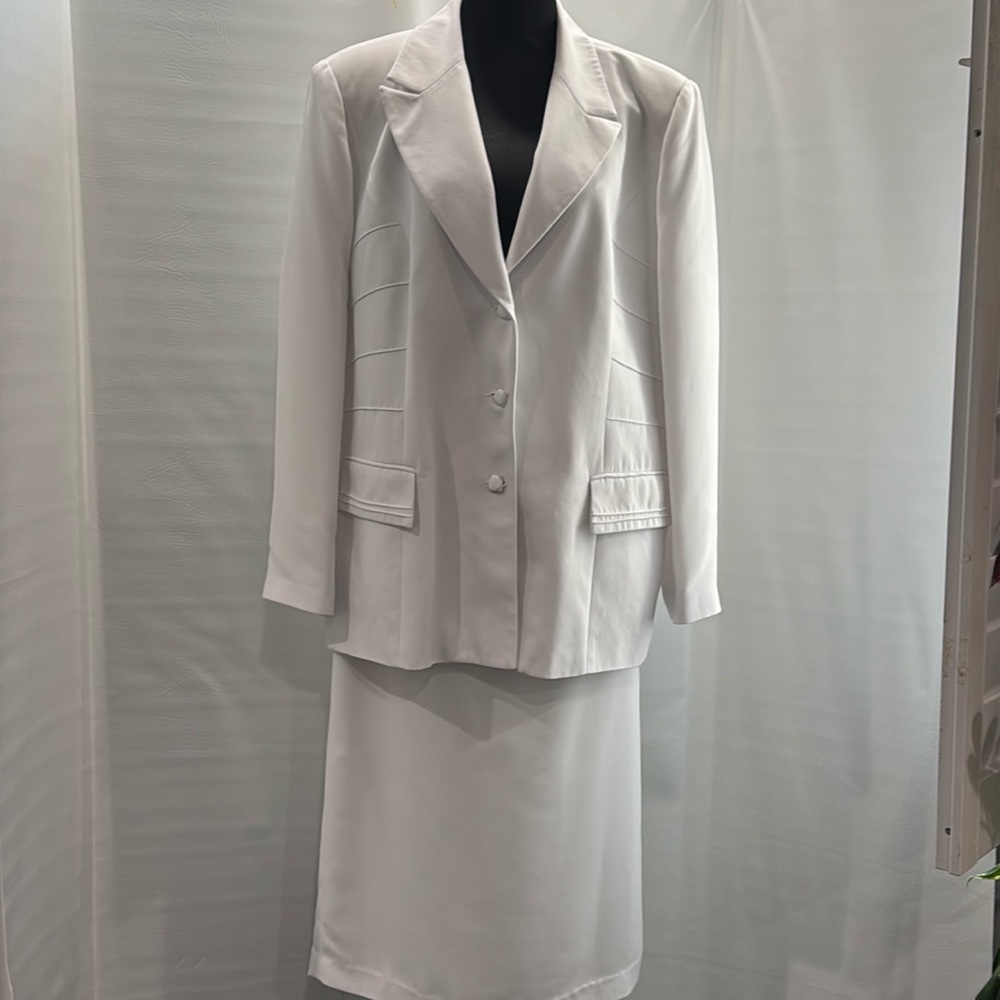 Carissimo White skirt suite Size 22